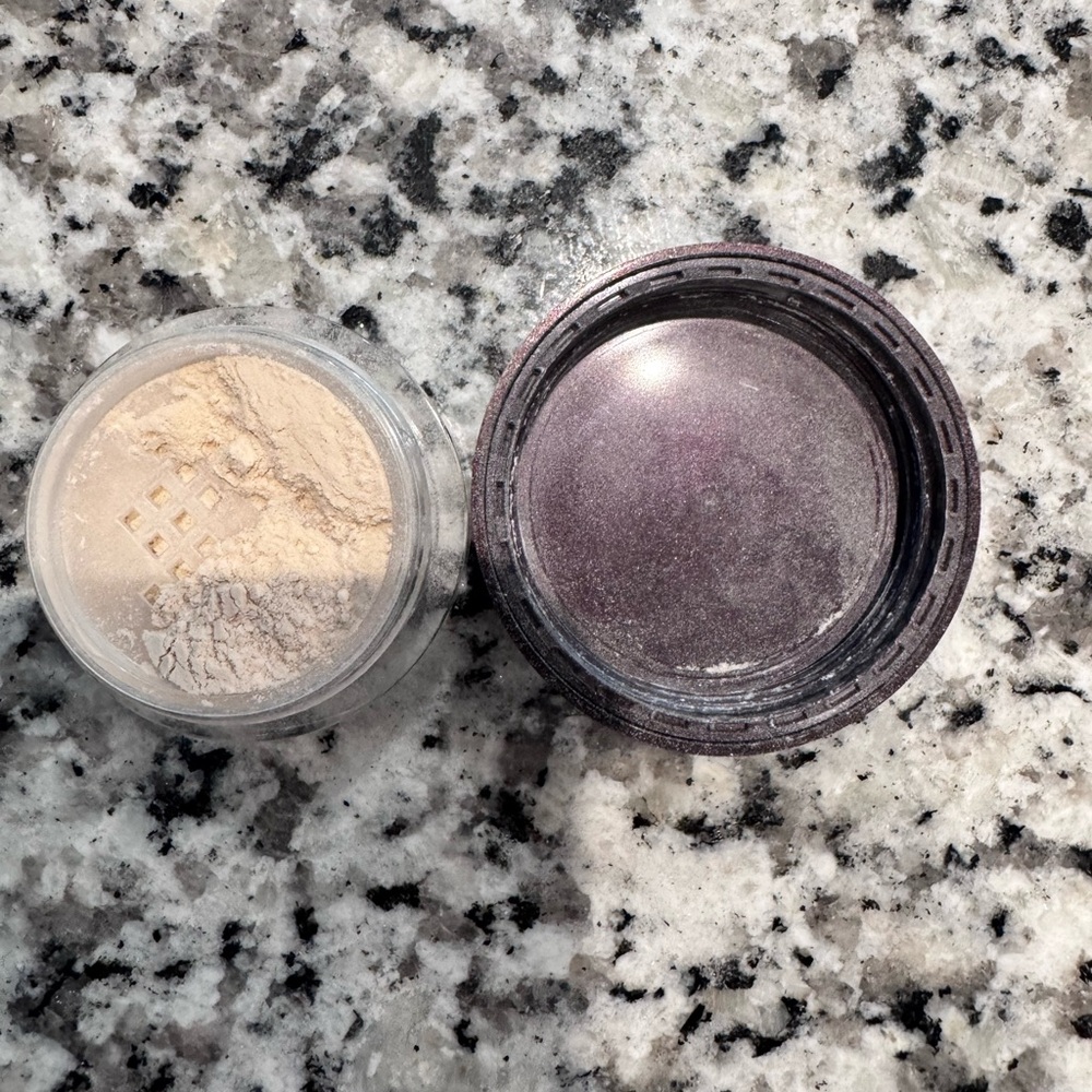 Laura Mercier Loose Setting Powder - Cream and Brown - Picture 5 of 5